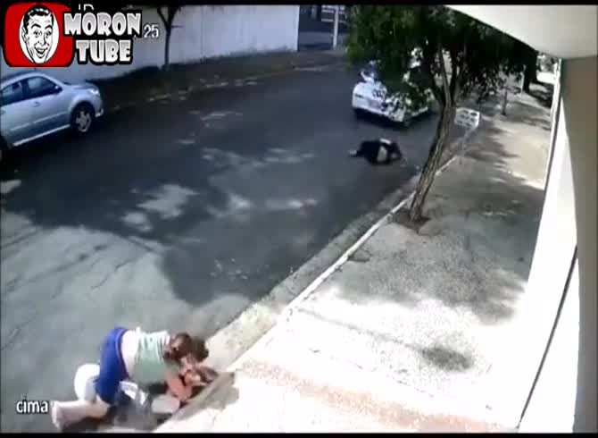 Video :Two Brazilian ladies have had their cars stolen
